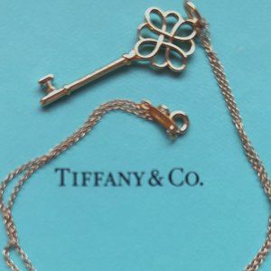 Never worn Tiffany  18K Open Knot Key necklace - Gold